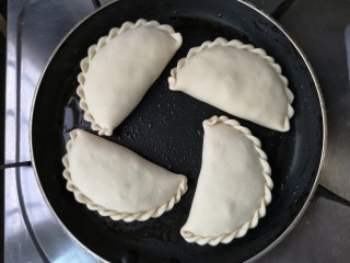 16、鸡蛋韭菜盒子,平底锅中刷一层薄油烧热，将生坯入锅。