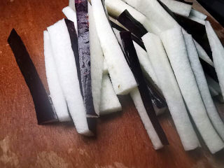 4、茄子粉丝煲,茄子切条状，最好每条都带皮