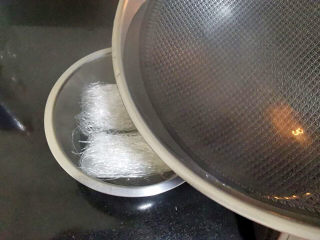 5、茄子粉丝煲,粉丝冲进热水
