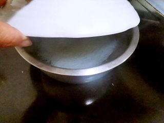 6、茄子粉丝煲,加盖泡3分钟