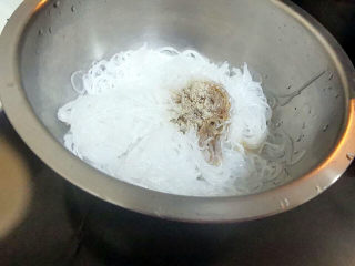 7、茄子粉丝煲,沥去水分，加入酱油，胡椒粉