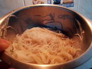 8、茄子粉丝煲,拌匀，给粉丝带来底味