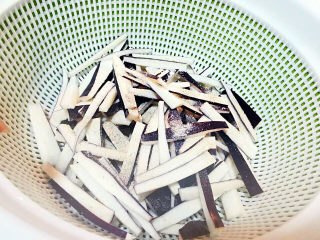 9、茄子粉丝煲,茄丝加盐，胡椒粉，淀粉