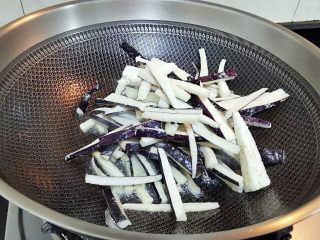 10、茄子粉丝煲,锅中下油，炒软茄丝