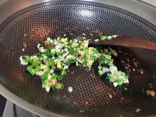 14、茄子粉丝煲,葱姜蒜下锅炒香