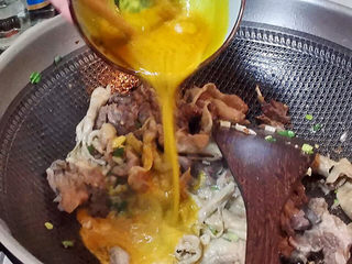 17、茄子粉丝煲,倒入调好的咖哩酱