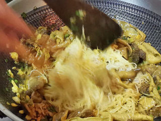 18、茄子粉丝煲,粉丝也拌进来翻炒