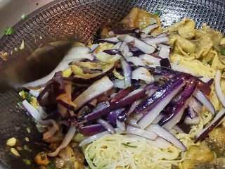 20、茄子粉丝煲,这时翻拌要轻柔，否则茄丝会全散了。