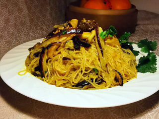 21、茄子粉丝煲,用煲来保温装法，或用深盘来装皆可