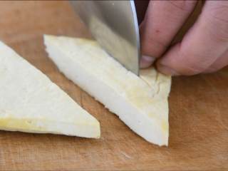 1、强力推荐的一道素菜，多吃可以抗氧化、延缓衰老,豆腐干切成菱片，全部表面划刀，方便入味。