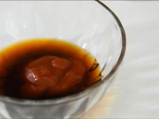 2、强力推荐的一道素菜，多吃可以抗氧化、延缓衰老,准备一个碗，倒入米醋、生抽、盐、白砂糖、番茄酱、少量清水搅拌均匀。