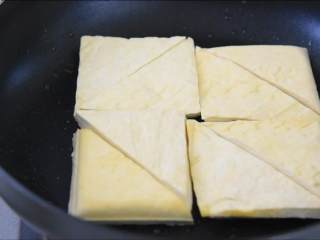 3、强力推荐的一道素菜，多吃可以抗氧化、延缓衰老,热锅冷油，放入豆腐干煎一下。