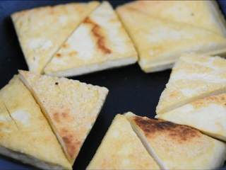 4、强力推荐的一道素菜，多吃可以抗氧化、延缓衰老,表面焦黄后，翻面继续煎。