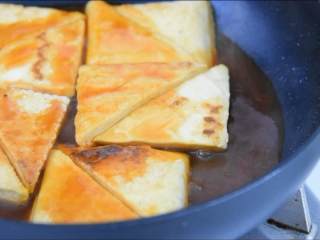 5、强力推荐的一道素菜，多吃可以抗氧化、延缓衰老,两面焦黄后倒入调好的碗汁，适量加一些清水。