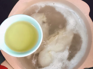 1、鸡丝凉面,锅中放水，放鸡胸脯和料酒，大火