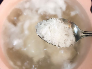 2、鸡丝凉面,加盐