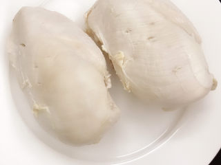 3、鸡丝凉面,煮熟后捞出