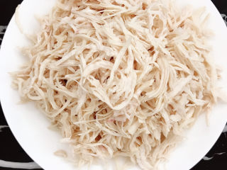 4、鸡丝凉面,放凉后撕成丝