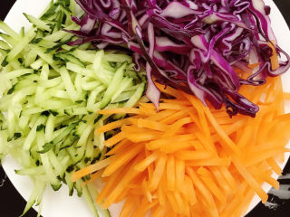 5、鸡丝凉面,青瓜、胡萝卜、紫甘蓝切丝