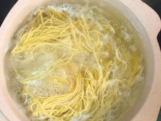 7、鸡丝凉面,不要煮太久