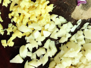 10、鸡丝凉面,姜蒜剁碎