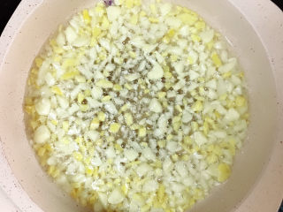 11、鸡丝凉面,放入锅中炒香