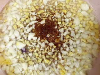 12、鸡丝凉面,加入花椒粉