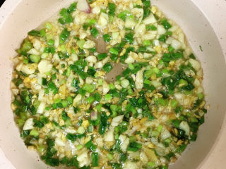 13、鸡丝凉面,加入小葱末