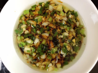 15、鸡丝凉面,加入酱油