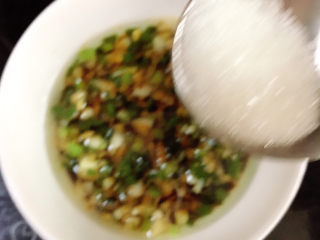 16、鸡丝凉面,加入白糖