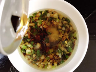 17、鸡丝凉面,加入香油