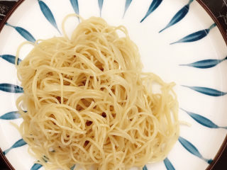 21、鸡丝凉面,根据每个人的食量夹面放盘里