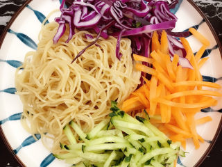 22、鸡丝凉面,切好的素菜摆入碗中