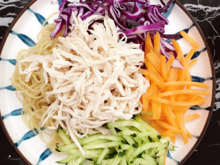 23、鸡丝凉面,撒上鸡丝，淋上调料