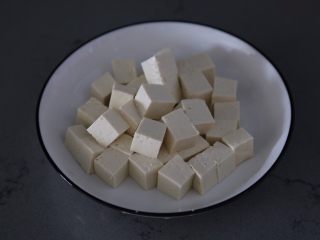 2、金针菇豆腐汤,豆腐切小块
