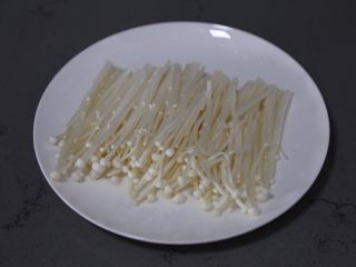4、金针菇豆腐汤,撕开清洗干净,待用