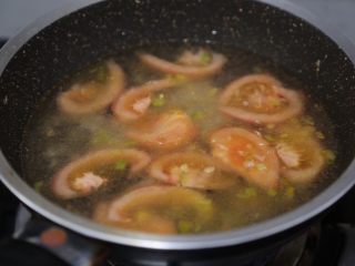 11、金针菇豆腐汤,再倒入适量水