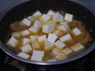 12、金针菇豆腐汤,放入豆腐块