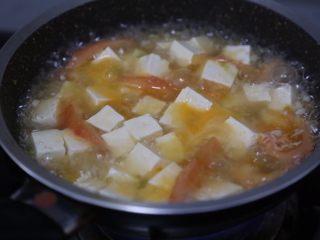 13、金针菇豆腐汤,大火煮开后继续煮约5分钟