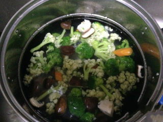 2、美味素菜――蚝油双花,捞出过一下冷水备用