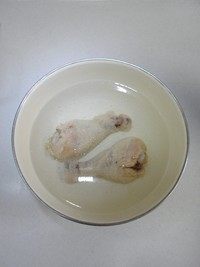 2、口水鸡,琵琶腿捞出后迅速放入冰水中至彻底变凉。
