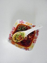 5、口水鸡,红油里加1/2勺白糖，1勺生抽和葱姜蒜香菜和泰椒末，再加适量的盐调味，拌匀调成料汁。