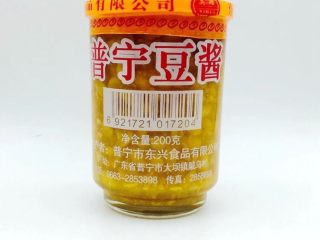 4、吮指小龙虾,多翻炒几下后，加啤酒，一汤勺豆瓣酱，一汤勺鱼露，啤酒刚好没过小龙虾，搅拌均匀，大火开后盖上锅盖，改小火，慢炖十来分钟，别超过20分钟，虾肉会老。