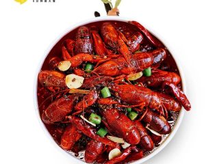 5、吮指小龙虾,开盖，尝尝汤汁咸淡，淡了可以调盐，不够味的可以加一点点味精。都没问题了，大火收汁到浓汤。搞定！开吃！这种做法可以辣到你忘记失恋，鲜到你来到海边！快来试试吧～