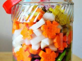 1、跳水泡菜,将所有蔬菜（含野山椒）放入 瓶内，再将野山椒自带的水倒入，再加生水至盖住所有蔬菜