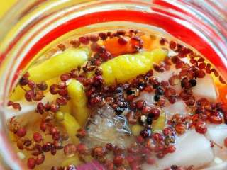 2、跳水泡菜,加盐、花椒、高度酒、冰糖等，盖上密封内盖，合上出气孔，加外盖。