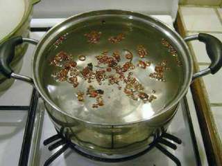 2、四川泡菜,在盐水中加入大料、山奈、花椒、干辣椒、冰糖、高度白酒。