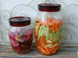 5、四川泡菜,盖上泡菜罐的盖子，放置在阴凉通风的地方，1-2天以后泡菜就可以吃了，泡得越久的泡菜因为发酵会变得越酸。