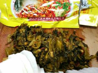 3、酸菜龙利鱼,准备酸菜鱼料一份，白萝卜切片。