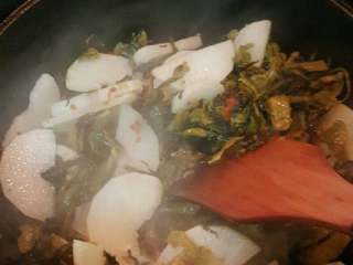 4、酸菜龙利鱼,热锅放油炝炒一下酸菜和萝卜。